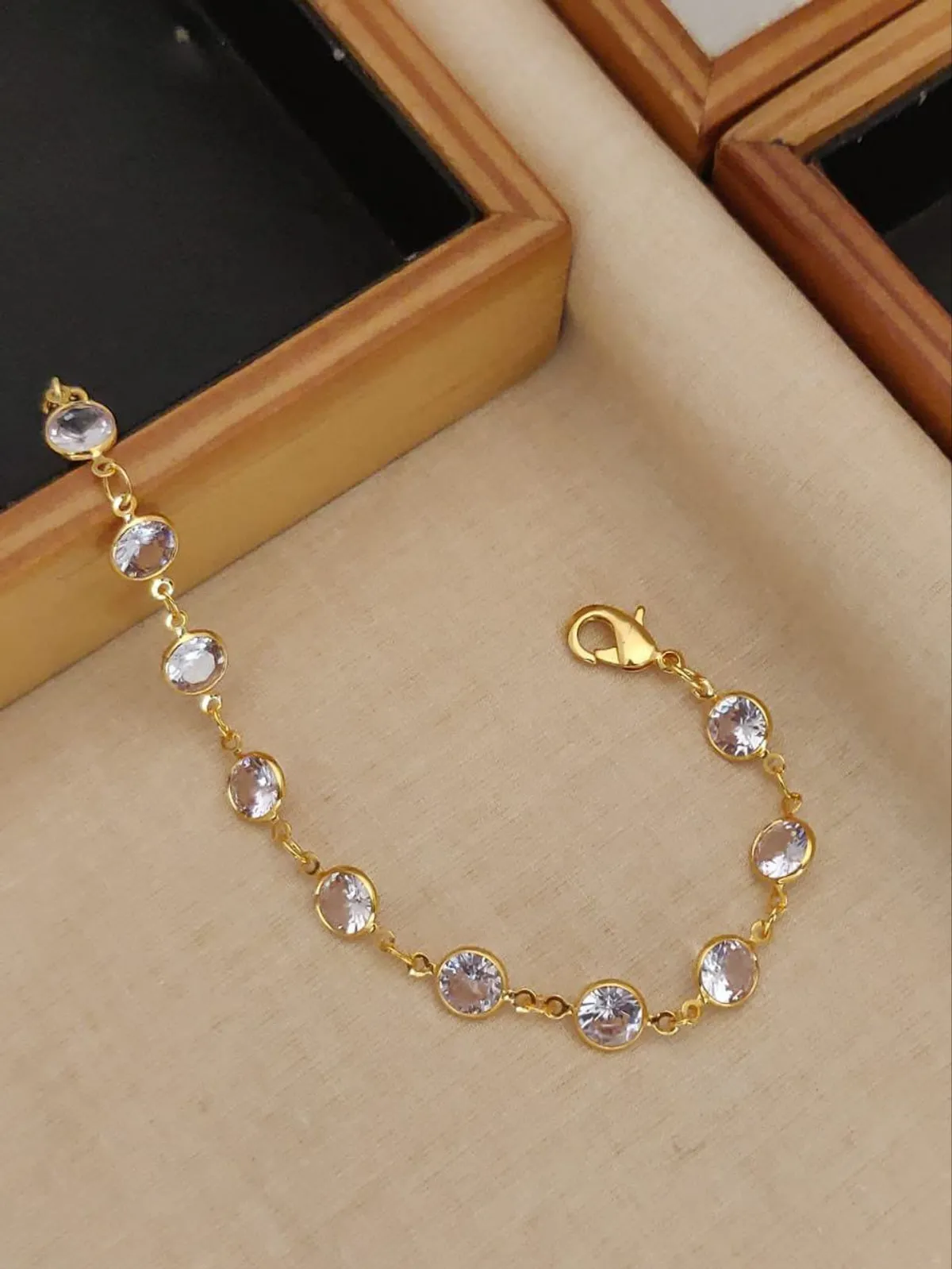 Elegant gold bracelet with round crystal stones